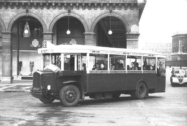 [Ancient bus, Palais-Royale]