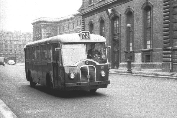[Modern bus, Palais-Royale]