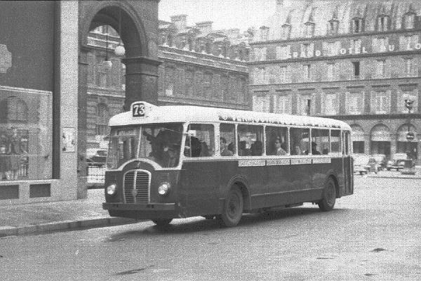 [Modern bus, Palais-Royale]