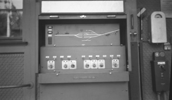 [Track control cabinet]